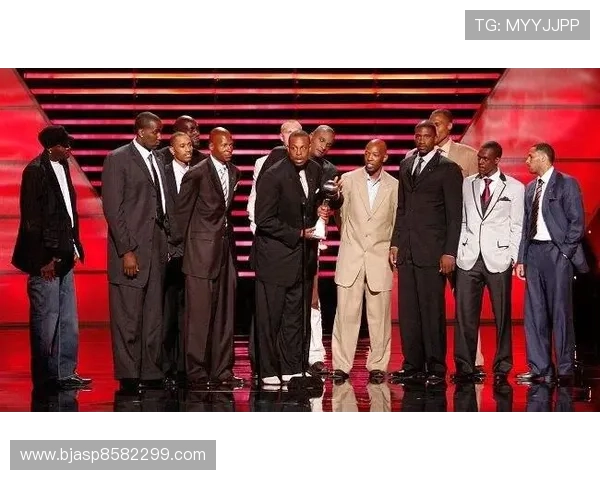 布泽尔父子对比鲜明儿子四场即达30加10的爆发表现引热议再度 布泽尔父子对比鲜明儿子四场即达30加10的爆发表现引热议再度